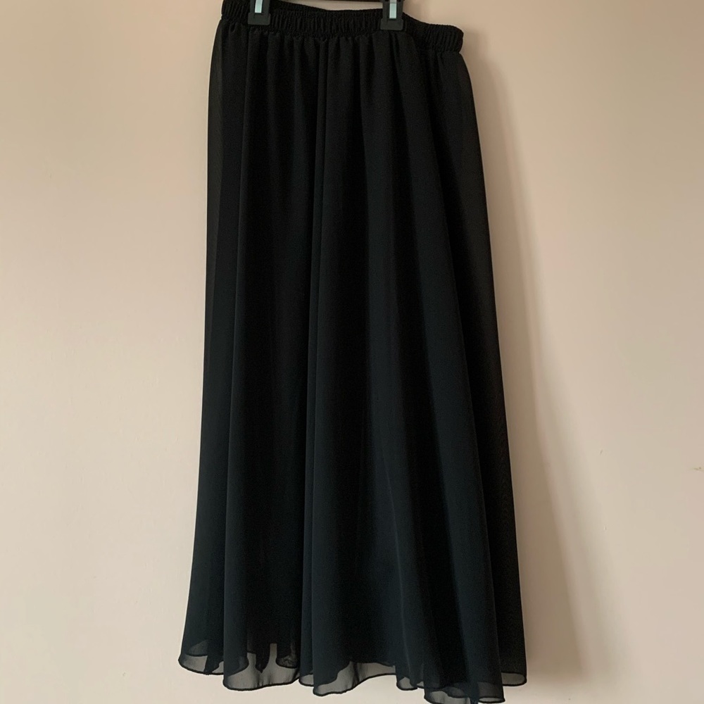 black flowy maxi skirt